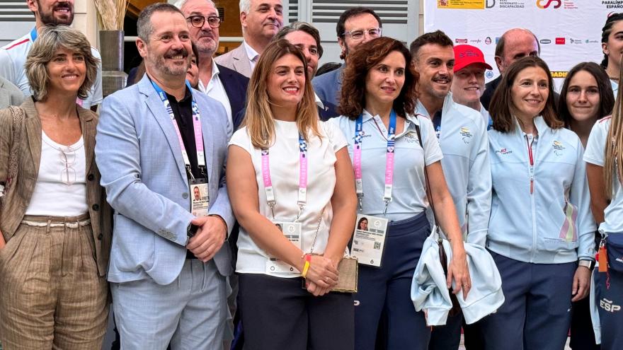 Texto Alternativo: Díaz Ayuso asiste a la recepción oficial del Comité Paralímpico Español en París