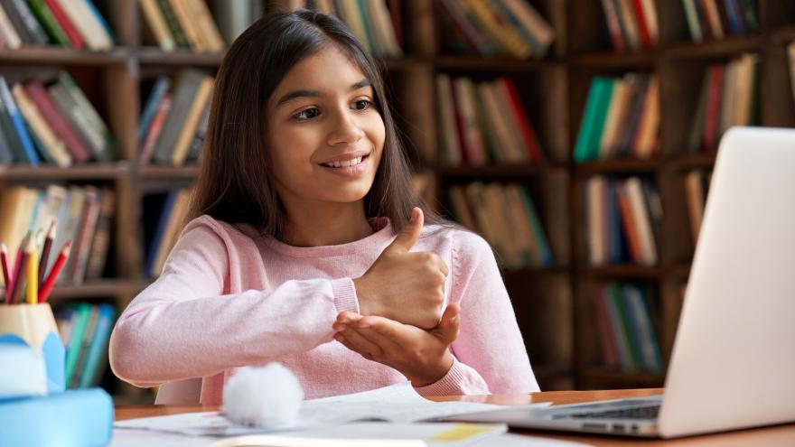 Texto Alternativo: La Comunidad de Madrid incrementa un 23% la inversión para la atención educativa a alumnos con discapacidad auditiva