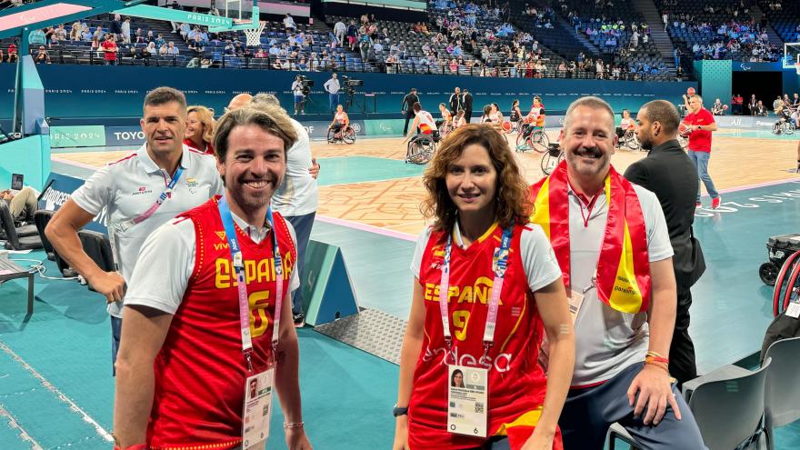 Texto Alternativo: Díaz Ayuso asiste en París a la primera jornada de los Juegos Paralímpicos con participación de deportistas madrileños