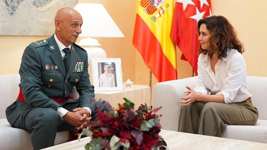 Texto Alternativo: Díaz Ayuso recibe al jefe saliente de la 1ª Zona de la Guardia Civil en la Comunidad de Madrid
