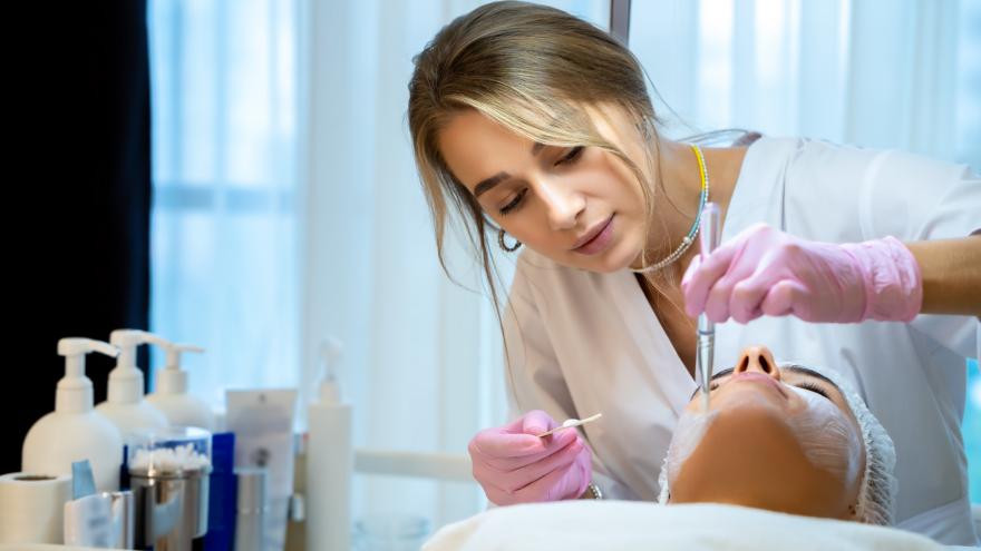 Texto Alternativo: La Comunidad de Madrid recuerda que las clínicas estéticas deben contar con personal cualificado y equipamiento certificado y revisado