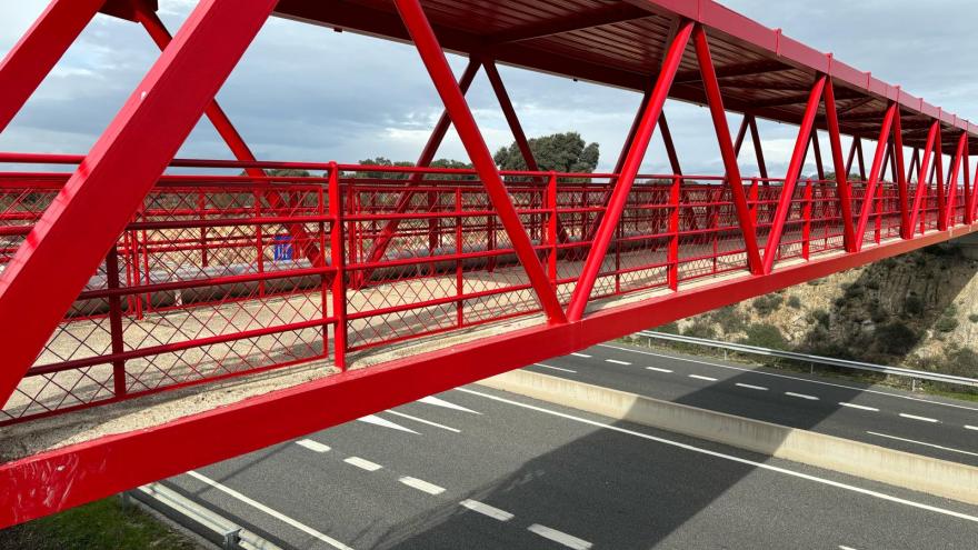 Texto Alternativo: La Comunidad de Madrid invierte 2,3 millones de euros en pasarelas peatonales para mejorar la movilidad en 13 municipios