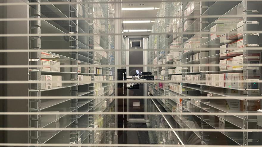 Texto Alternativo: El Hospital público Príncipe de Asturias ha dispensado más de dos millones de medicamentos a casi 37.000 pacientes externos con su nuevo robot de Farmacia.