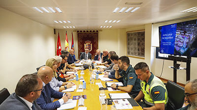 Texto Alternativo: El alcalde preside la Junta Local de Seguridad, a la que asiste el Delegado del Gobierno, para presentar el Plan Integral de Seguridad para las Fiestas Patronales