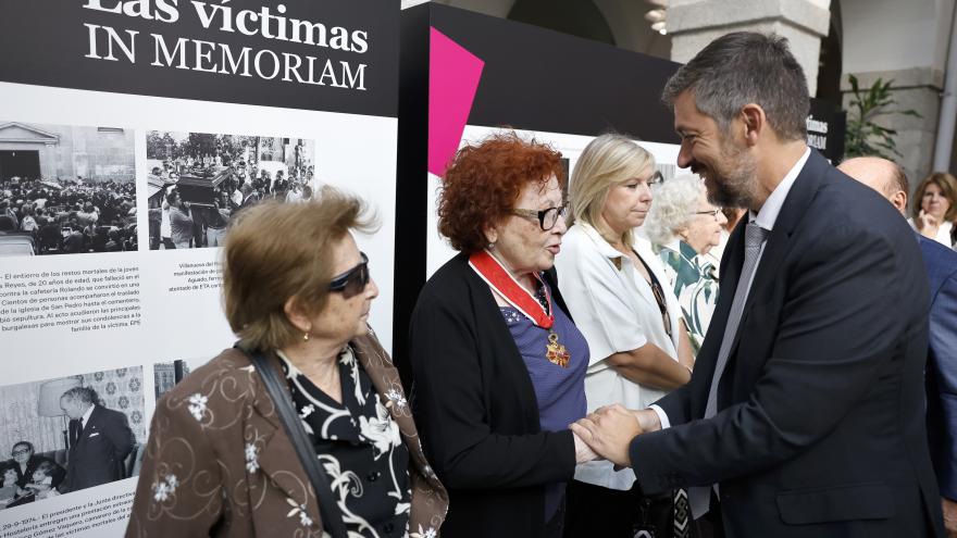 Texto Alternativo: La Comunidad de Madrid acoge una exposición en recuerdo a las víctimas del atentado terrorista de ETA en la Calle del Correo