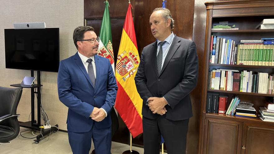Texto Alternativo: La Comunidad de Madrid y Extremadura colaborarán en proyectos de digitalización para reducir la brecha tecnológica