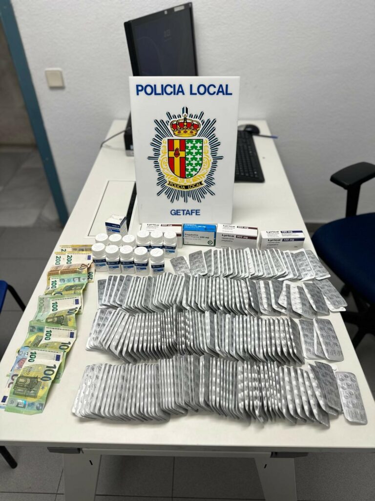 Texto Alternativo: Detenida una persona con miles de medicamentos en el motor del coche