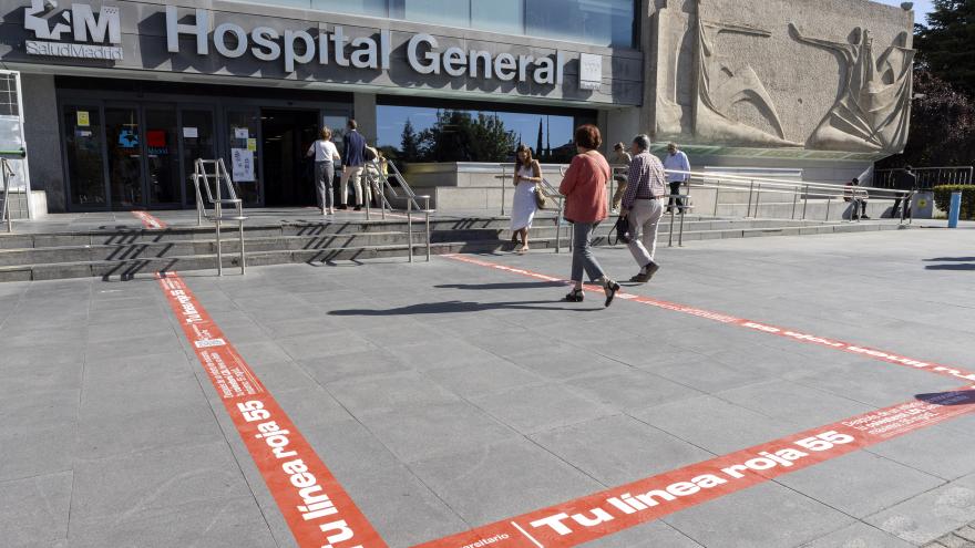 Texto Alternativo: Una línea roja recorre el Hospital público La Paz para concienciar a los pacientes que han sufrido un infarto de miocardio sobre la importancia de reducir su colesterol LDL