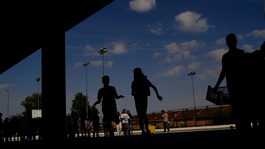 Texto Alternativo: Díaz Ayuso destaca la inversión de más de 100 millones de euros para 8.000 nuevas plazas escolares públicas en colegios e institutos del sur