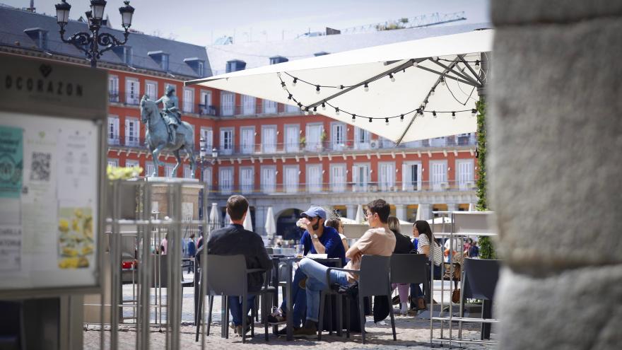 Texto Alternativo: Díaz Ayuso anuncia nuevas ayudas de hasta 10.000 euros para fomentar el comercio y la hostelería en municipios de menos de 1.000 habitantes