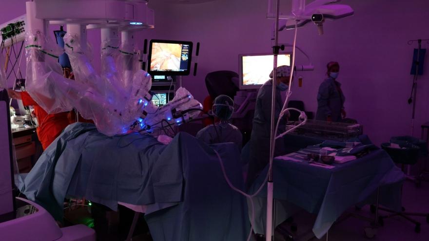 Texto Alternativo: El Hospital público Gregorio Marañón comienza a operar con robótica avanzada a pacientes de Ginecología