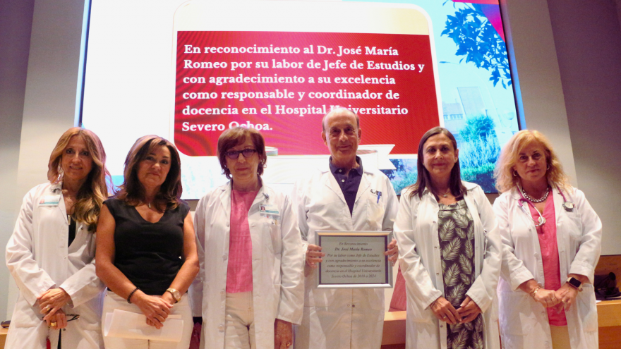 Texto Alternativo: El Hospital público Severo Ochoa rinde homenaje y una emotiva despedida a los residentes de 2018-2024