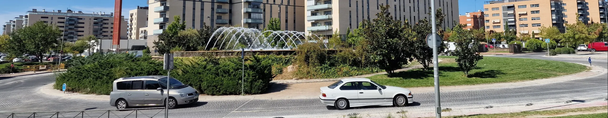 Texto Alternativo: Alcorcón procede a la apertura de la glorieta junto a la estación de Renfe de Las Retamas tras la finalización de la obra de mejora de la calzada.