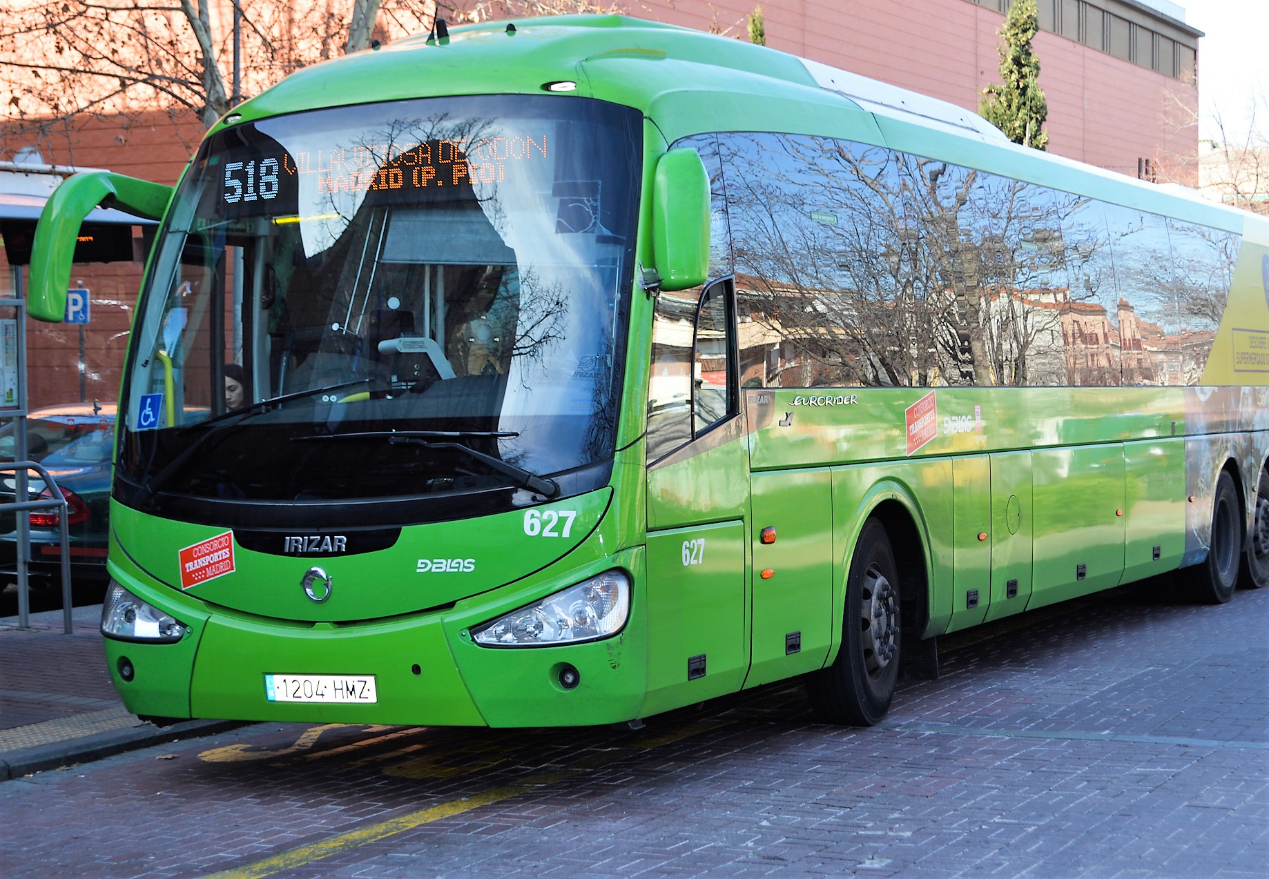 Texto Alternativo: El Ayuntamiento de Villaviciosa de Odón ha iniciado una campaña con el propósito de informar a los estudiantes de la Universidad Europea de las diferentes rutas de transporte en autobús