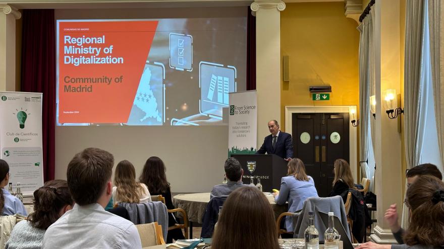 Texto Alternativo: La Comunidad de Madrid la Comunidad de Madrid presenta en Cambridge su modelo de digitalización de los servicios públicos