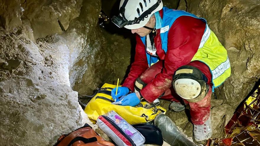 Texto Alternativo: El SUMMA 112 de la Comunidad de Madrid participa en un simulacro conjunto de asistencia sanitaria en la cueva de El Reguerillo