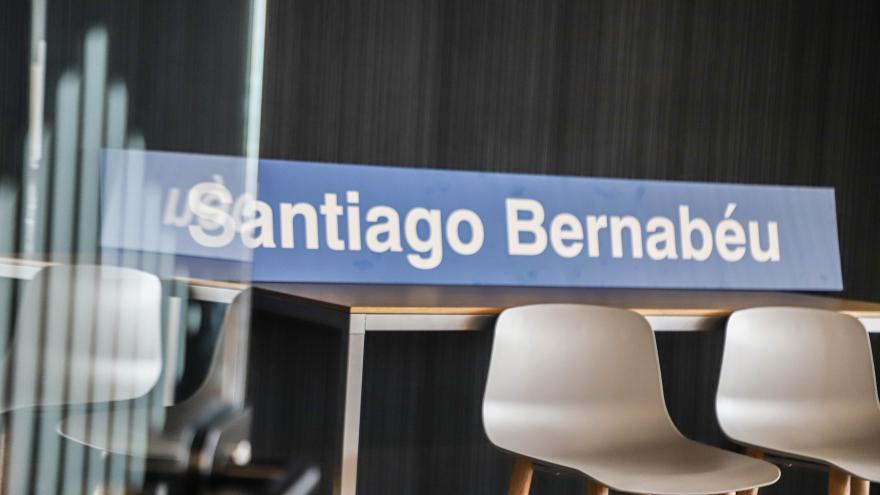 Texto Alternativo: La Comunidad pone a la venta una edición limitada de señaléticas de Metro dedicadas a los equipos madrileños de primera división