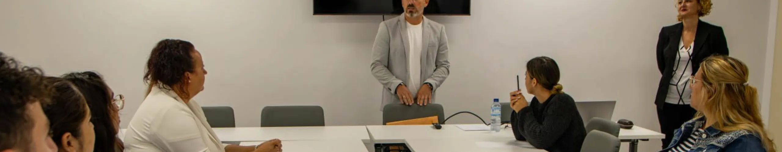 Texto Alternativo: Alcorcón establece un acuerdo de colaboración con Ahorramas para fomentar el empleo local a través del IMEPE, iniciando con 27 ofertas de trabajo