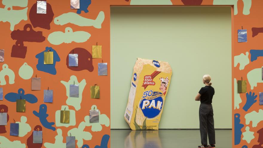 Texto Alternativo: La Comunidad de Madrid abre la temporada de exposiciones del Museo Centro de Arte Dos de Mayo con la obra de los artistas Sol Calero y Santiago Sierra