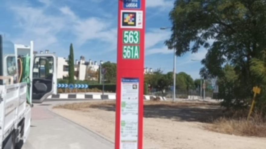 Texto Alternativo: La Comunidad de Madrid renueva 33 marquesinas y 50 postes de iluminación para mejorar la visibilidad de las paradas de autobús en Colmenar Viejo y Coslada
