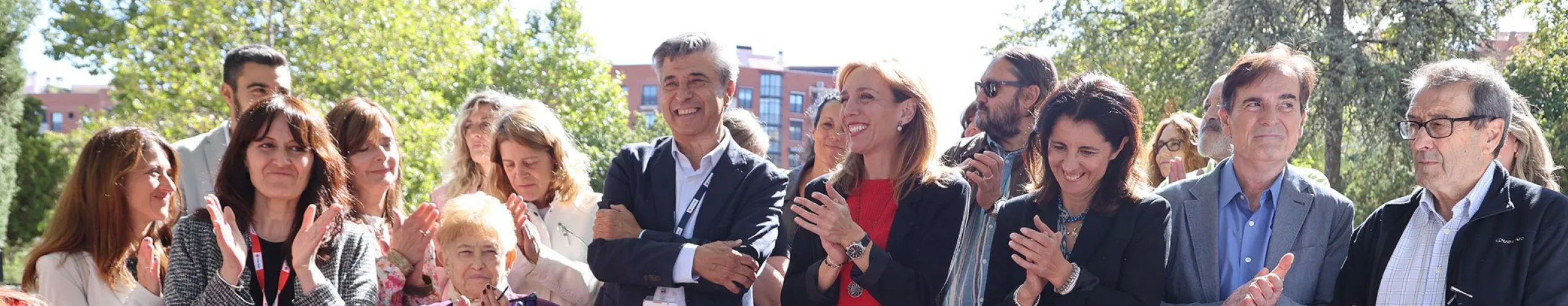 Texto Alternativo: El Parque de La Paz estrena el ‘Banco para compartir’: un espacio para combatir la soledad no deseada junto a Cruz Roja