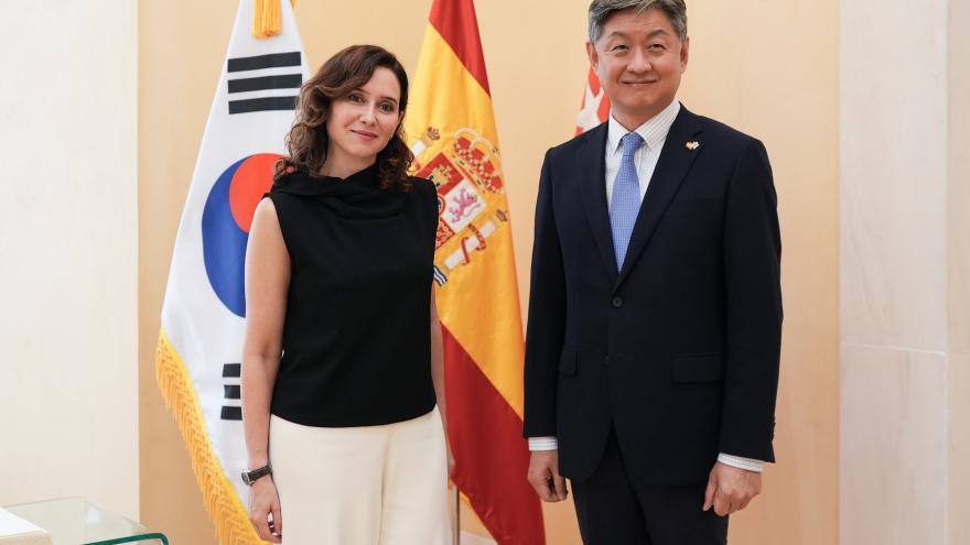 Texto Alternativo: Díaz Ayuso recibe en la Real Casa de Correos al nuevo embajador de la República de Corea en España