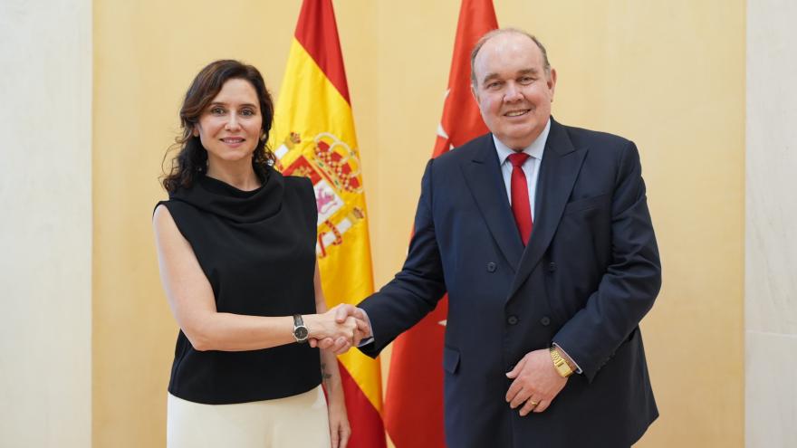 Texto Alternativo: Díaz Ayuso recibe en la Real Casa de Correos al alcalde de Lima para estrechar lazos económicos y culturales