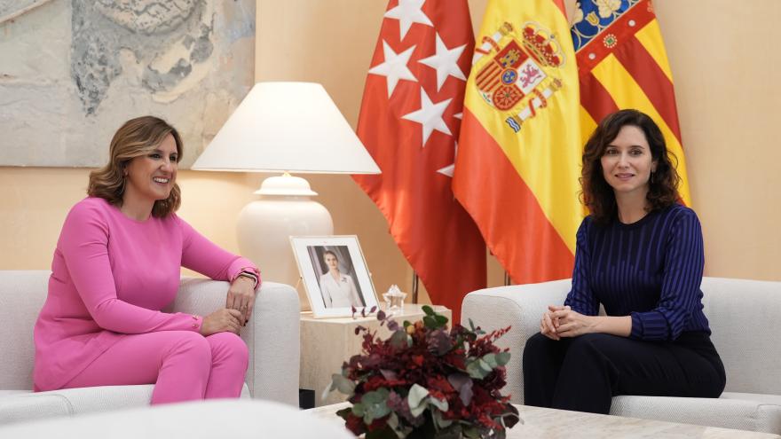 Texto Alternativo: Díaz Ayuso recibe en la Real Casa de Correos a la alcaldesa de Valencia para seguir fortaleciendo las relaciones económicas y culturales
