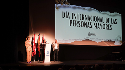 Texto Alternativo: El Teatro del Bosque acoge la conmemoración del 34º aniversario del Día Internacional de las Personas Mayores