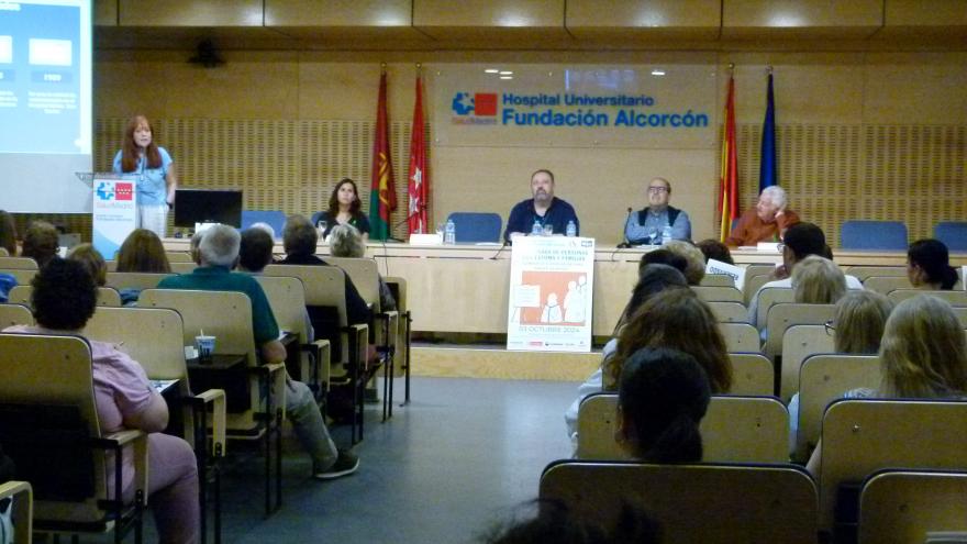 Texto Alternativo: Profesionales, pacientes con estoma y sus familias comparten información y experiencias en el Hospital público Fundación Alcorcón
