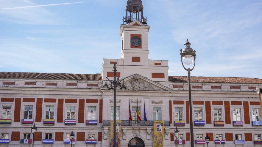 Texto Alternativo: La Comunidad de Madrid arranca Hispanidad 2024 engalanando la Real Casa de Correos con las banderas de las 22 nacionalidades participantes