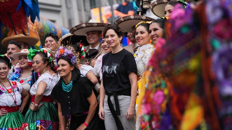 Texto Alternativo: Díaz Ayuso, en la gran cabalgata de Hispanidad que, por primera vez, recorre la Gran Vía con la reel Gobierno de la Comunidad de Madrid presentación de 22 nacionalidades