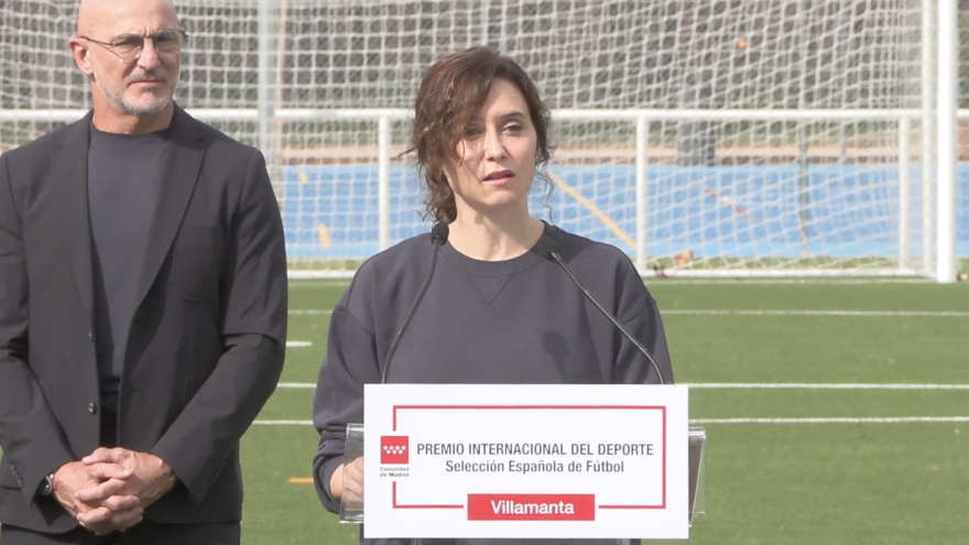 Texto Alternativo: Díaz Ayuso entrega a la Selección española de fútbol el Premio Internacional del Deporte que reconoce el triunfo del “sacrificio, la ambición y la humildad”