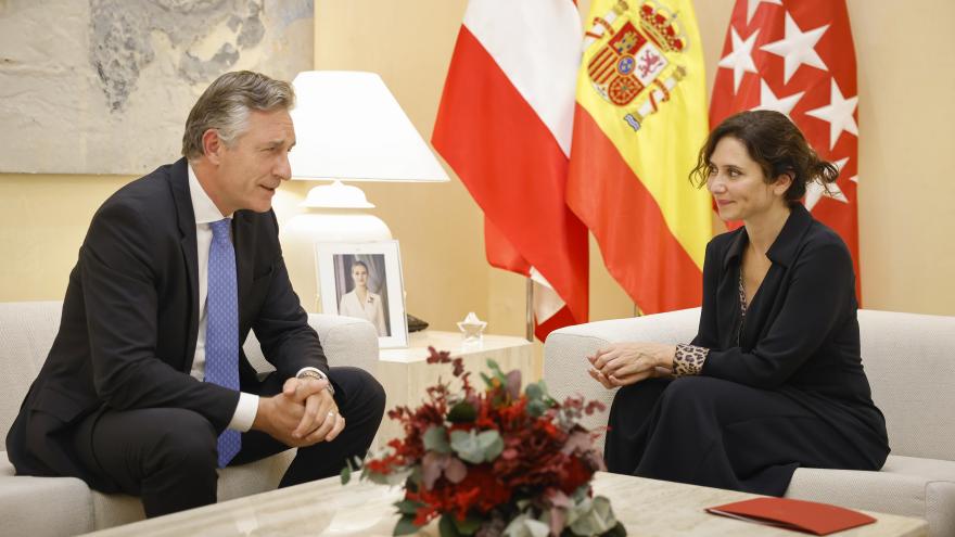 Texto Alternativo: Díaz Ayuso recibe en la Real Casa de Correos al embajador de la República de Austria