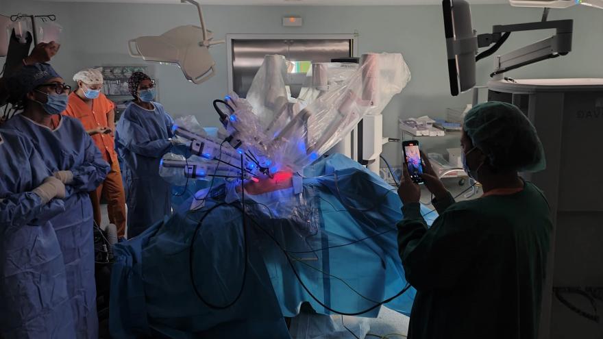 Texto Alternativo: El Hospital público de Fuenlabrada realiza sus primeras cirugías con un nuevo sistema robótico
