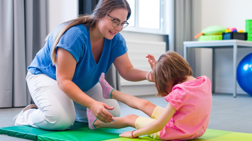Texto Alternativo: La Comunidad de Madrid invierte 1,7 millones para dotar con material de fisioterapia y enfermería a colegios públicos e institutos