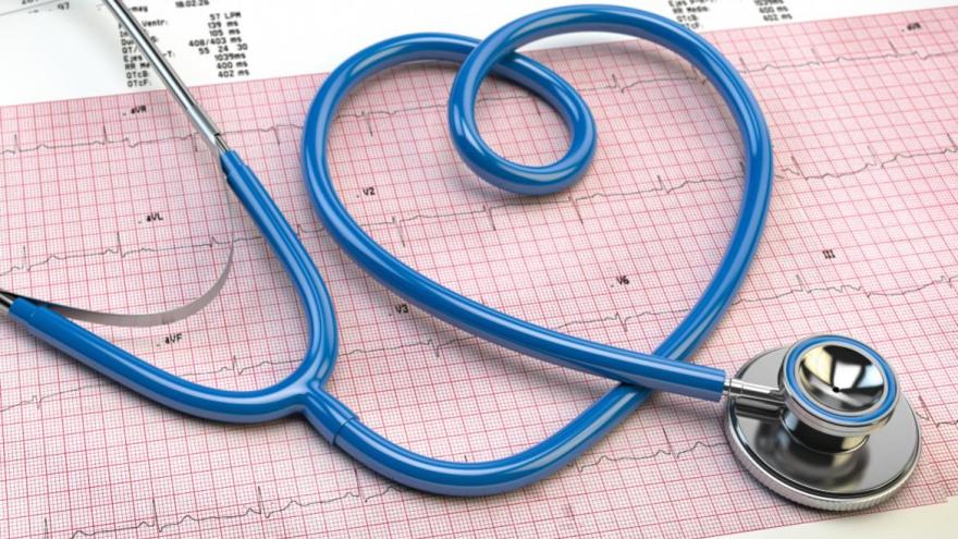 Texto Alternativo: El Hospital público Ramón y Cajal celebra el acto de despedida de los residentes de Medicina de cuarto año