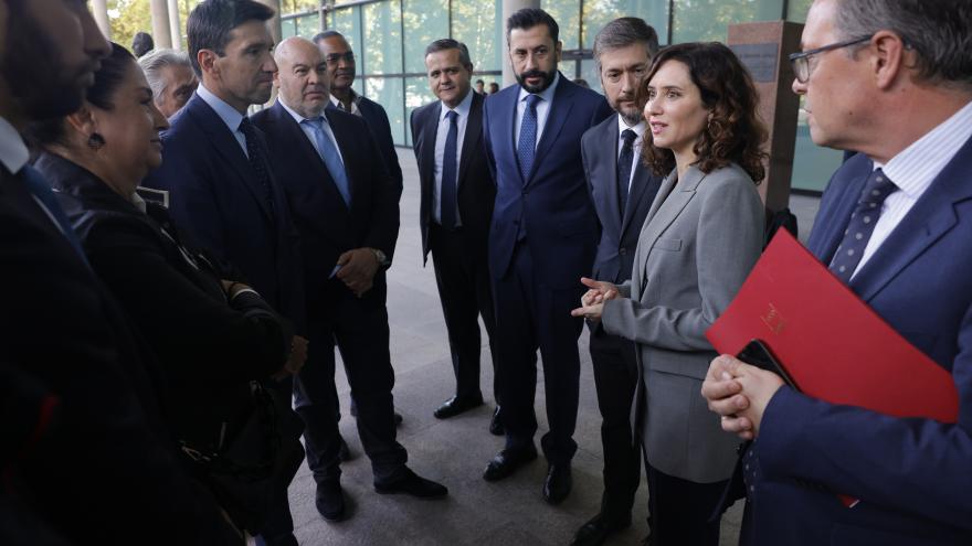 Texto Alternativo: Díaz Ayuso mantiene un encuentro en la Asamblea de Madrid con los alcaldes de los municipios más afectados por la DANA