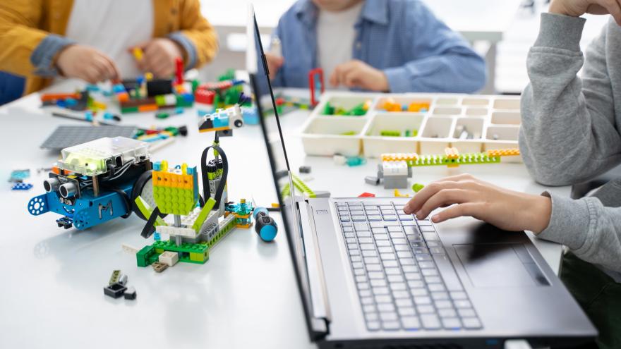 Texto Alternativo: La Comunidad de Madrid estrena en FP cursos especializados en Ciberseguridad y Robótica