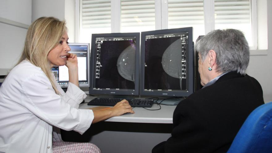 Texto Alternativo: El Hospital público Clínico San Carlos incorpora la biopsia mediante mamografía con contraste para tratar el cáncer de mama