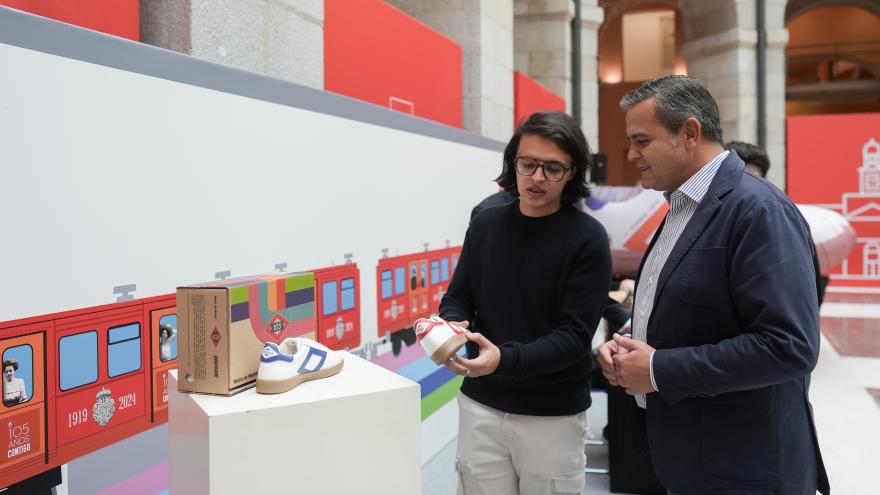 Texto Alternativo: La Comunidad de Madrid celebra el 105 aniversario de Metro con la edición especial de unas deportivas inspiradas en el logo y los colores del suburbano
