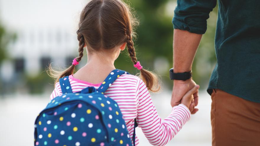 Texto Alternativo: La Comunidad de Madrid aumenta las ayudas a familias acogedoras de menores tutelados en 2025