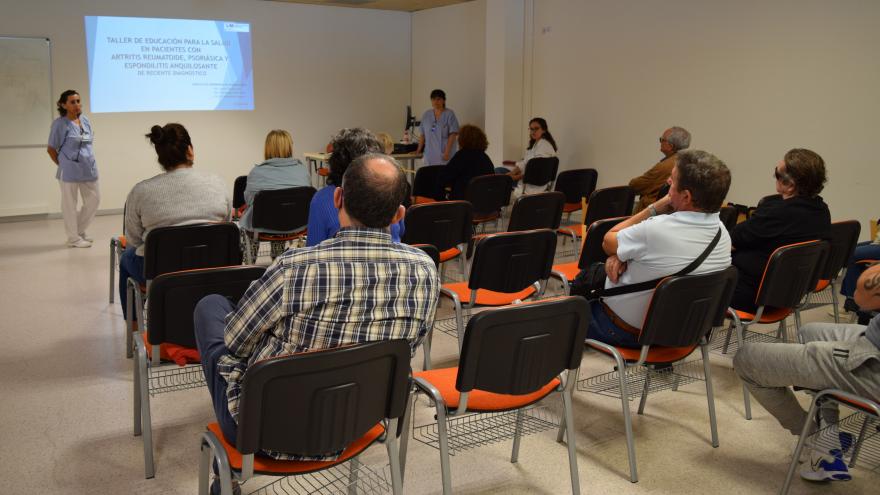 Texto Alternativo: El Hospital público Infanta Sofía imparte talleres para pacientes con artritis reumatoide y psoriásica, y espondilitis anquilosante