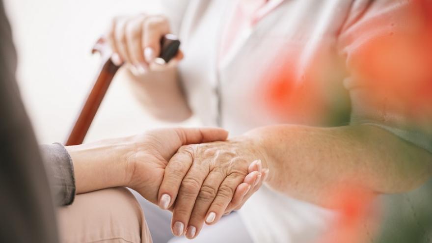 Texto Alternativo: La Comunidad de Madrid estrena el primer estudio en España para mejorar la calidad de vida de personas con Parkinson a través del tenis de mesa