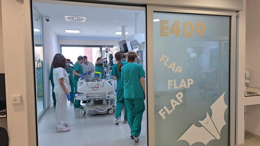 Texto Alternativo: El Hospital público 12 de Octubre traslada con éxito al nuevo edificio a un niño ingresado en estado crítico conectado a un pulmón artificial