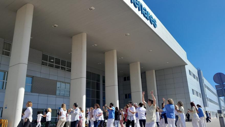 Texto Alternativo: El Hospital público del Henares conmemora el Día mundial del cáncer de mama con una clase de zumba solidaria