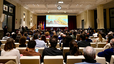 Texto Alternativo: El alcalde recoge el premio a la Excelencia de la Economía Social Madrileña, otorgado por ASALMA a Móstoles