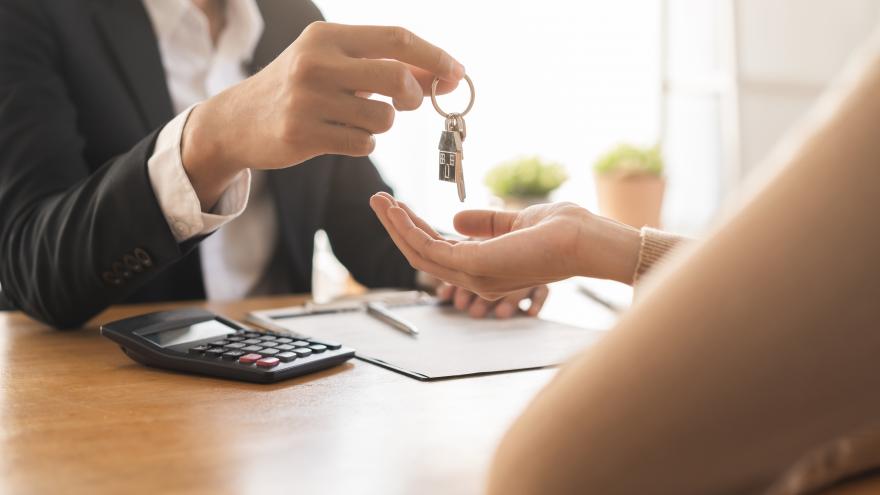 Texto Alternativo: La Comunidad de Madrid aprueba 21,5 millones en ayudas al alquiler de vivienda para jóvenes, mayores de 65 años y familias vulnerables