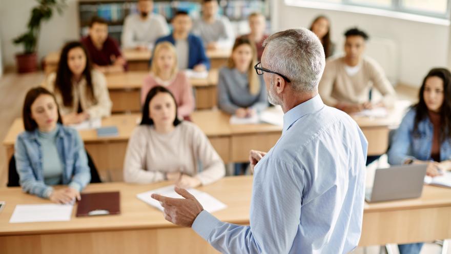 Texto Alternativo: La Comunidad de Madrid forma a un centenar de profesores y directores de centros educativos sobre la asignatura optativa de la Unión Europea