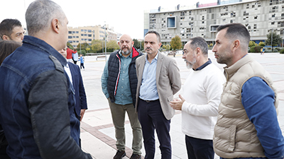 Texto Alternativo: El alcalde se reúne con la plataforma vecinal del PAU-4 para intercambiar impresiones sobre las actuaciones y necesidades del barrio
